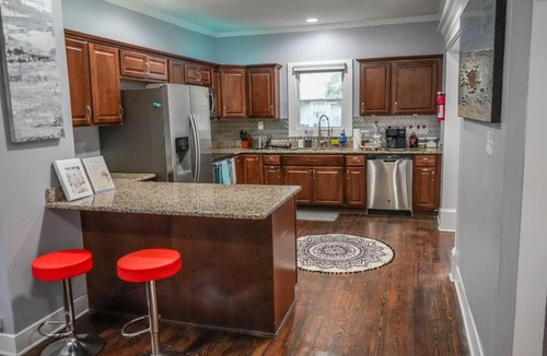 Norfolk House | Historic Coastal Haven- Pet Friendly Fast Wi-Fi