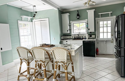 Historic Downtown Apalachicola House | Historic Coastal Retreat: 3‑BR Cape Cod Cottage w/Courtyard, Porch & Bay Access