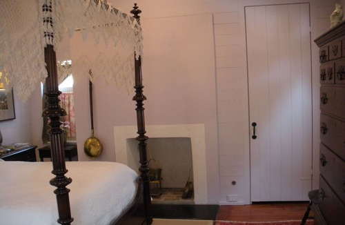 Downtown Charleston Apartment | Historic Cookhouse One Bedroom Apartment in Garden District