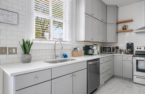 Cannonborough Elliotborough Apartment | Historic Downtown Family Friendly Spacious Home