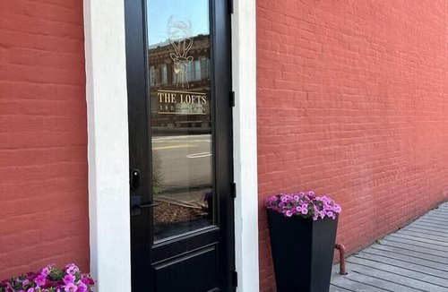 Heber Springs Apartment | Historic Downtown Loft with Balcony and Kitchen