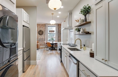 Lawrenceburg Apartment | Historic Lawrenceburg Loft: Balcony + Square Views