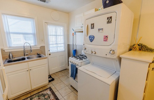 Cooper-Young Historic District House | Historic Revival King Bed Liberty Bowl Memphis 893