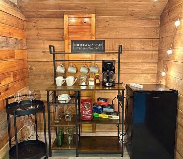 Epworth Apartment | Historic Stay Balcony Games mins to BR McCays