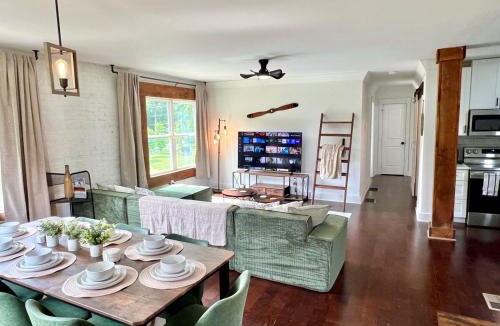 Epworth Apartment | Historic Stay Balcony Games mins to BR McCays