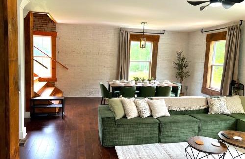 Epworth Apartment | Historic Stay Balcony Games mins to BR McCays