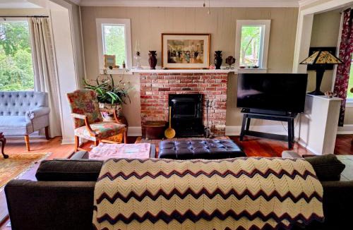 Hardy House | Historic Stone Cottage with River view and Fire Pit