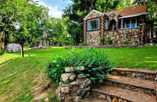 Hardy House | Historic Stone Cottage with River view and Fire Pit