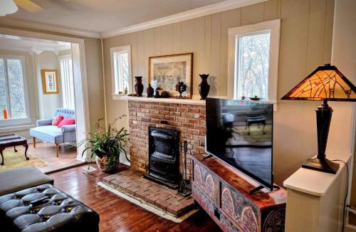 Hardy House | Historic Stone Cottage with River view and Fire Pit