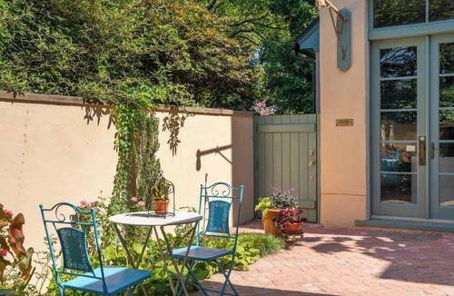 North Downtown House | Historic Villa Steps to Downtown - High Street Inn