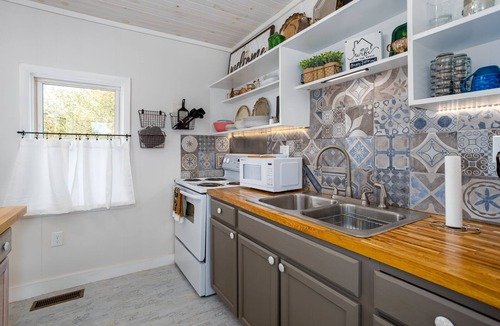 Luray House | Historical home, walkable to many restaurants and shops.