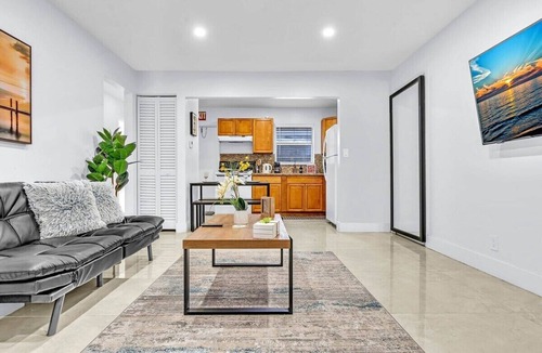 Little Ranches House | Hollywood 2 Bdrm New Furnished Beach Vacation LB2