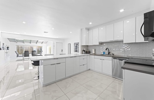 North Central Hollywood House | Hollywood Villa on the water - Modern 4 BR w/dock + hot tub