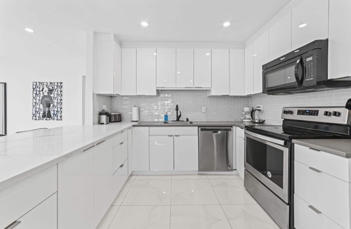 North Central Hollywood House | Hollywood Villa on the water - Modern 4 BR w/dock + hot tub