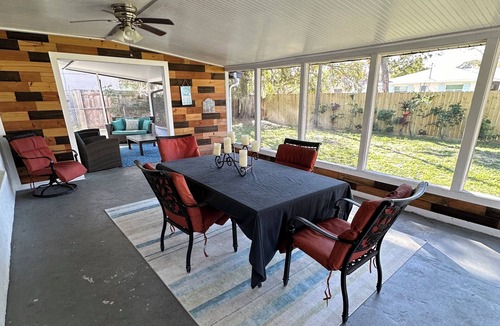 Gulf Gate Estates House | Home away from home mins to Beach!