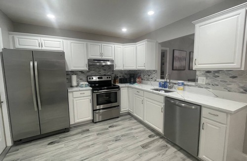 Seminole House | HOME SWEET HOME!☀️ HUGE HOT TUB. HEATED POOL! 7 miles to beach 4BD 2BA updated!
