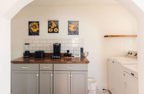 Bristol House | Honeybee Hot Tub, Fire Pit and Walk to Casino