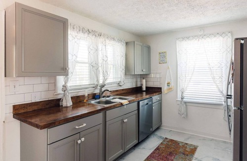 Bristol House | Honeybee Hot Tub, Fire Pit and Walk to Casino