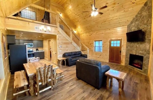 Cosby Cabin | Hoot Haus Mtn Views fully fenced and Pup Friendly!