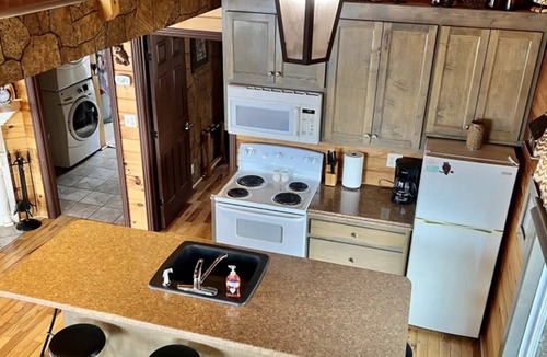 Bryant Cabin | hoot owl · NO SUNDAY CHECK IN , GREAT VIEW-hot tub HOOT OWL