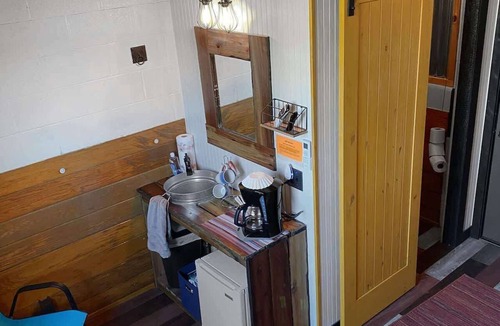 Lebanon Hostel | Horse Stall Suite 10 ROSE W Breakfast!
