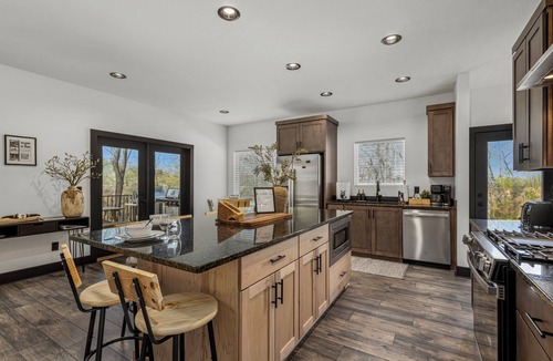 Talking Rock Cabin | Hot Tub Cabin| Pizza Oven | 3 King Suites | Winery