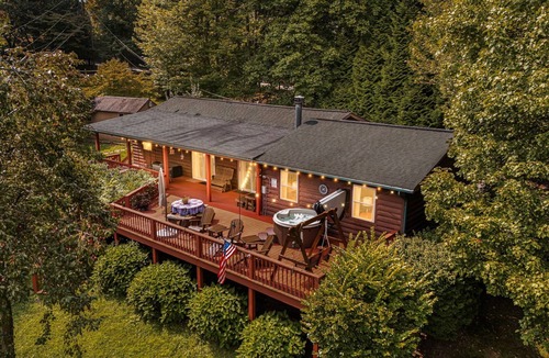 Settlers Ridge Cabin | Hot Tub, Fire Pit & Mountain Views + Biltmore Pass | Cozy One-Level Cabin