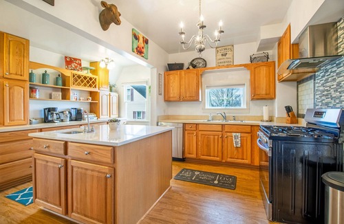 Stanley House | Hot tub, firepit, grill & game room—patio fun!