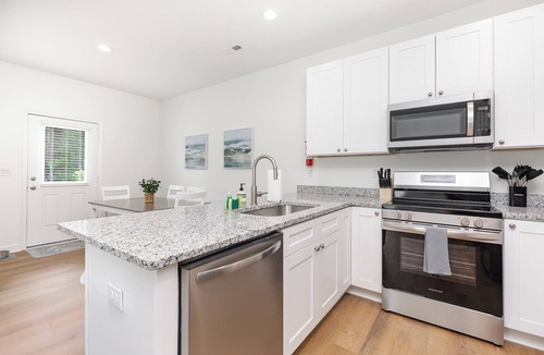 Denver House | Hot Tub King Suite 8 min to Downtown Denver