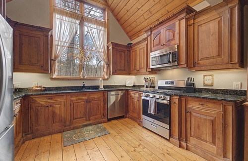 Franklin Cabin | Hot Tub, Pool Table! Luxury Log Cabin in Franklin