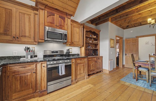 Franklin Cabin | Hot Tub, Pool Table! Luxury Log Cabin in Franklin