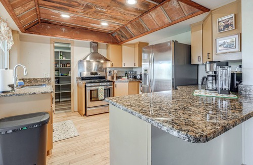 Blairsville Cabin | Hot Tub & Views! 'Squatch’s Place' in Blairsville