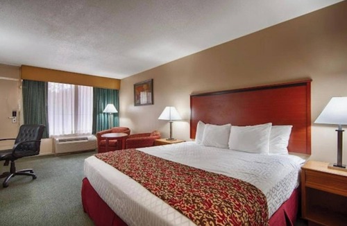 Covington Hotel | Hotel Red Rose by Townhouse Covington I-64