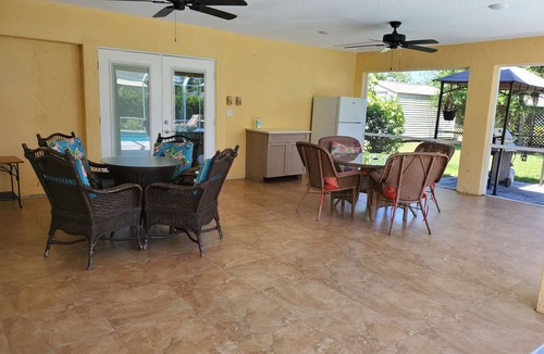 Trailer Estates House | House For Big Family and a group of Friends .
