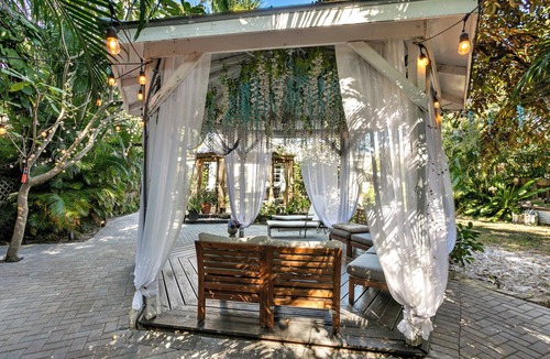 Poiciana Park II House | House of Lotus-Cottage house w/tropical backyard & amenities- Near PBI & beach