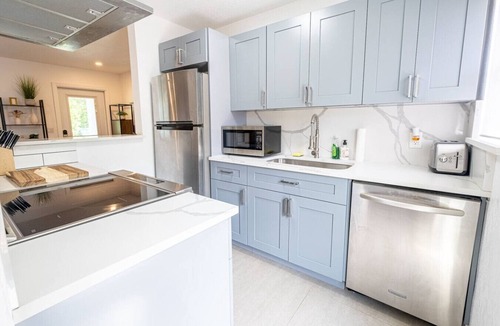 Biscayne Park House | HOUSE WITH A HOT TUB ! ONLY 10 MINS TO THE BEACH