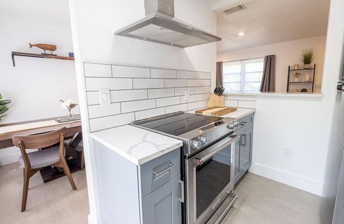 Biscayne Park House | HOUSE WITH A HOT TUB ! ONLY 10 MINS TO THE BEACH