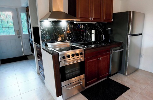 Punta Gorda House | House with Patio, Caribbean Hot-tub & Tiki Bar. Pet friendly. No cleaning charge