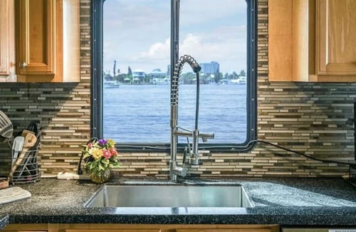 Satsuma Boat Rental | Houseboat on the St. John’s River. A true home away from home.