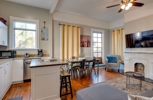 Historic Downtown Savannah Hotel | Huge 5 bedroom 5 bath Home in Savannah
