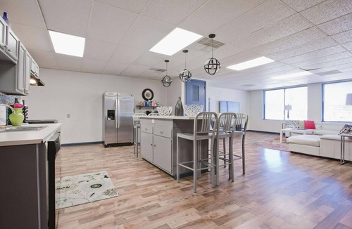 Downtown Memphis Condo | HUGE 5000 sqft condo 2 blocks Beale, 10 beds, 2king 8queen, 3 bath, parking lot