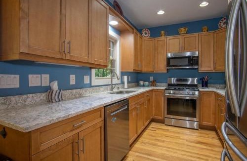 Brevard House | Hummingbird Hideaway · Hummingbird Hideaway in Connestee Falls