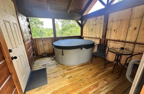 Union Mills Cabin | Hunky Dory - Hot Tub, Fireplace, View, WiFi