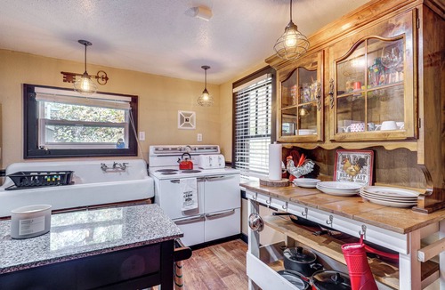Glover Cabin | Hunters/Floaters Welcome! Creekside Missouri Cabin