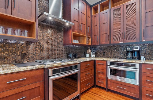 Arlington Park House | Hyde Park Villa w/Saltwater Pool + Fire Place!