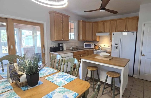 Ocracoke House | Hydeaway: Convenient to Restaurants, Shops and Silver Lake