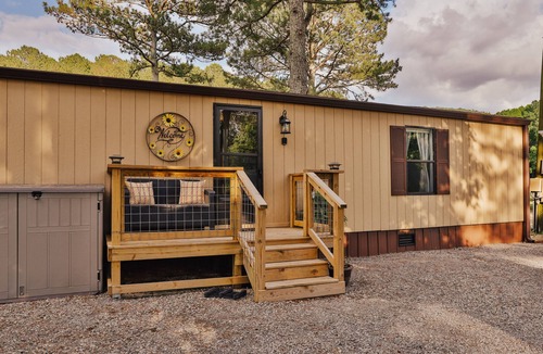 Dalton House | Idyllic, mins to I-75 & Dalton NEW to VRBO, 5 star reviews, trails nearby