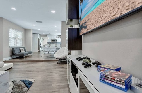 Tampa House | Immaculate & Cozy Entire Heated Pool House