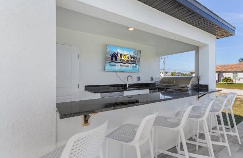 Burnt Store House | IMPECCABLE Gulf Access, Dock w/Tiki Bar, Outdoor Kitchen,AND AND AND - Villa Nautical Paradise