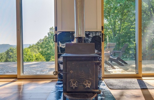 Spruce Pine Apartment | 'Inchworm Ranch' Blue Ridge Cabin, Pets Welcome